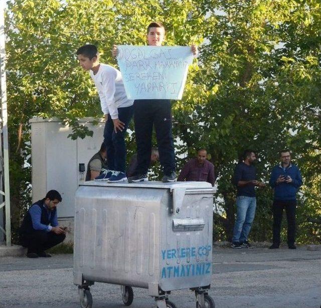 Çöp Konteynerleri İle Yolu Trafiğe Kapattılar