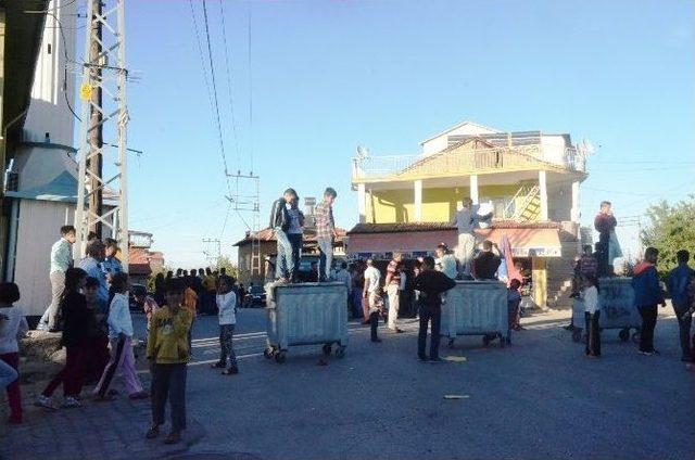 Çöp Konteynerleri İle Yolu Trafiğe Kapattılar