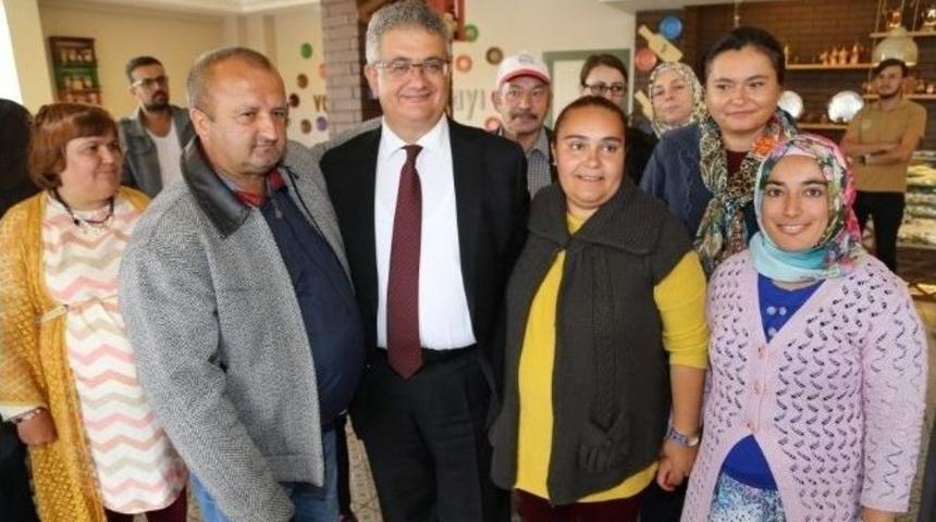 Vali Pekmez, &lsquo;ben De Varım&rsquo; Tiyatro Ekibiyle Buluştu