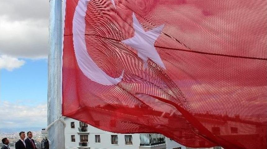 &Ccedil;ankaya&rsquo;nın Tepesine Dev T&uuml;rk Bayrağı