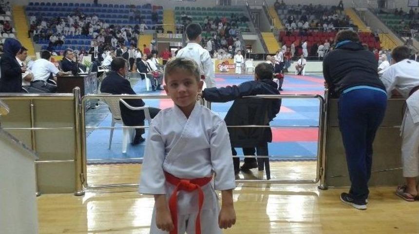 Fo&ccedil;alı Minik Karateci Uluslararası Arenadan Altın &Ccedil;ıkardı