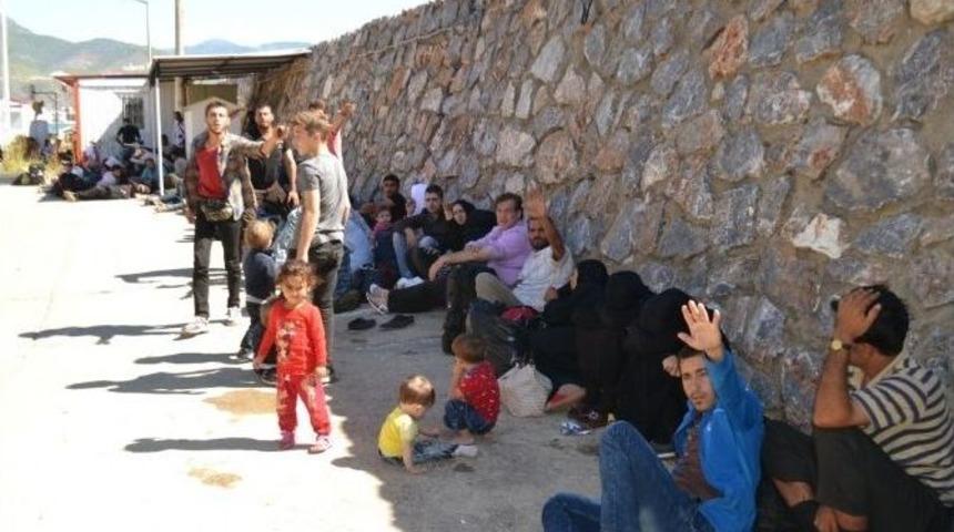 Mersin&rsquo;de Tekneyle Yurt Dışına Ka&ccedil;maya &Ccedil;alışan 114 Suriyeli Yakalandı