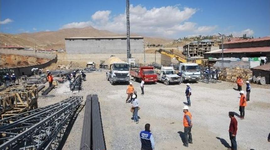 Y&uuml;ksekova&rsquo;daki Enerji Nakil Hatları Onarılıyor