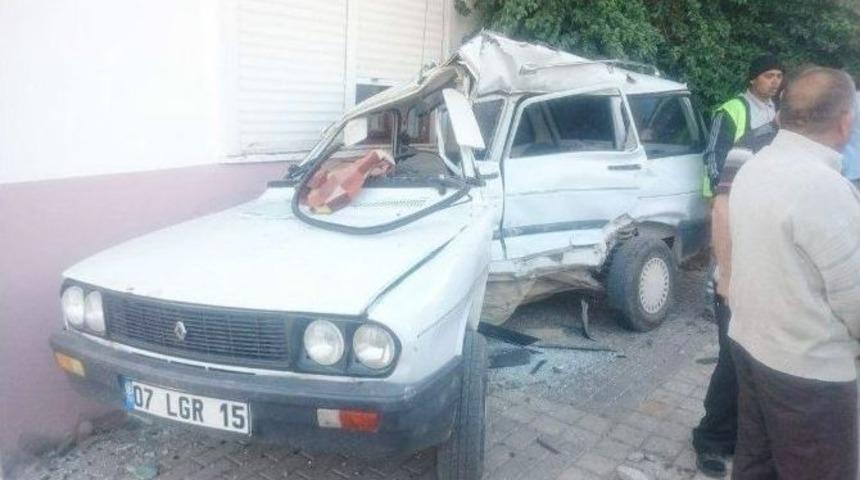 Halk Otob&uuml;s&uuml; Park Halindeki Otomobili Hurdaya &Ccedil;evirdi: 1 Yaralı