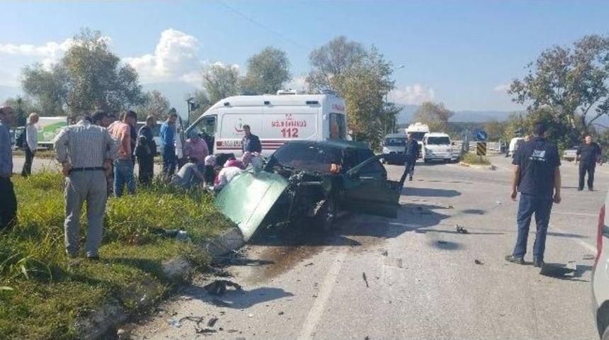 Sakarya&rsquo;da Otomobille Kamyon &Ccedil;arpıştı: 3 Yaralı