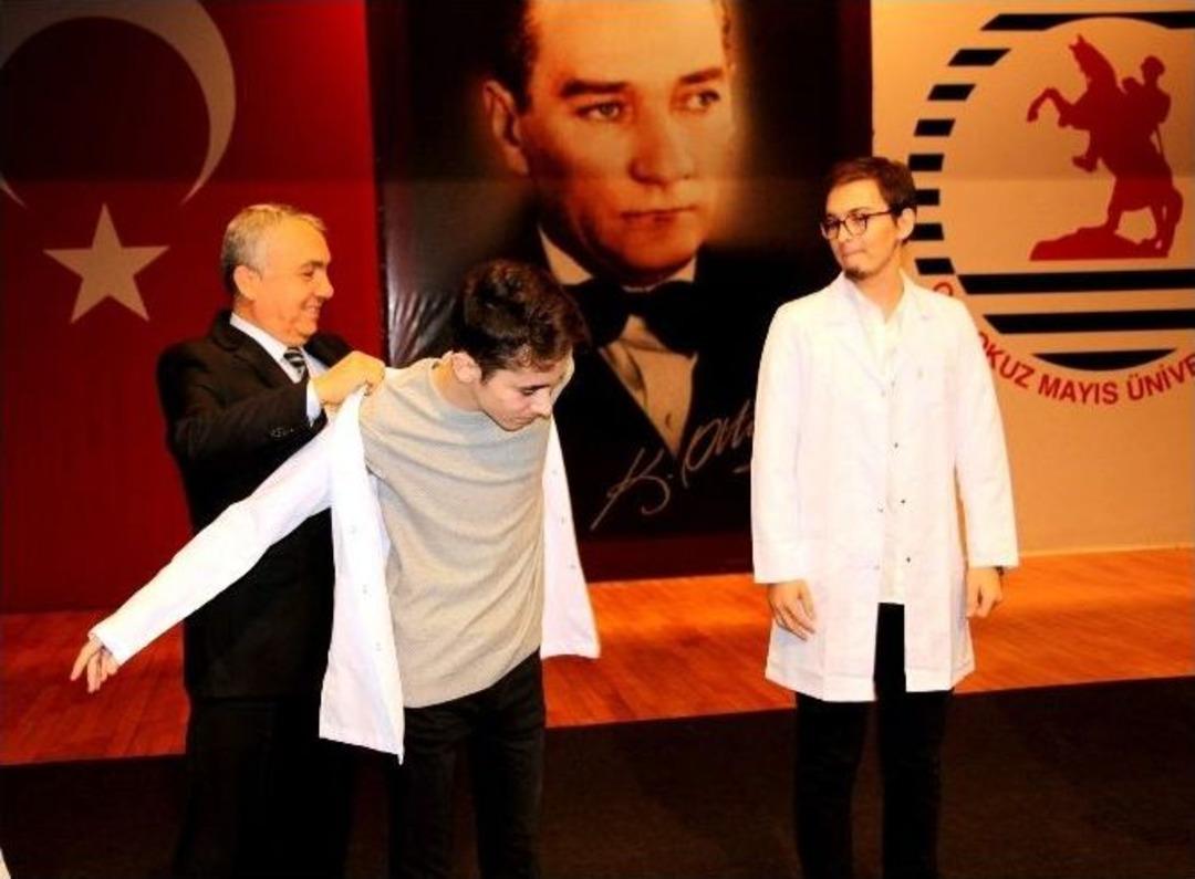 Doktor Adayları Beyaz &Ouml;nl&uuml;k Giydi