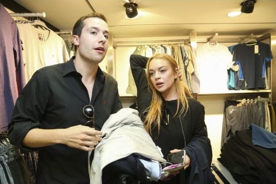 &Uuml;nl&uuml; Hollywood Starı Sultanbeyli&rsquo;de Suriyeli Aileyi Ziyaret Etti