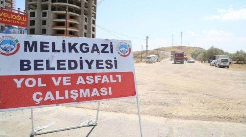 Yol Yapım &Ccedil;alışmaları İ&ccedil;in İlk Etapta 70 Bin Ton Asfalt Mıcırı Temel Malzemesi