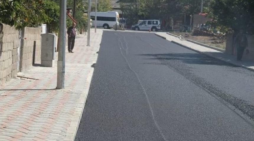 Yol Ve Kaldırım &Ccedil;alışmaları Devam Ediyor