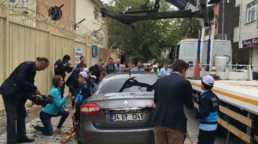 Okul &Ouml;nlerindeki Trafik Sorununa Minik Zabıtalar M&uuml;dahale Ediyor