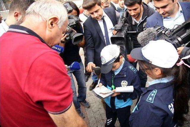 Okul Önlerindeki Trafik Sorununa Minik Zabıtalar Müdahale Ediyor