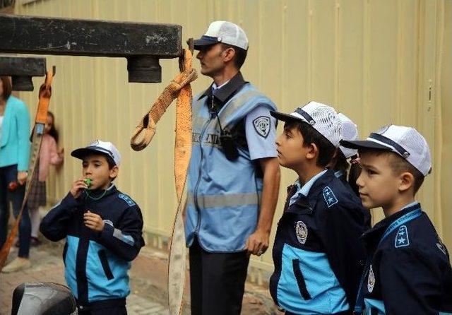 Okul Önlerindeki Trafik Sorununa Minik Zabıtalar Müdahale Ediyor