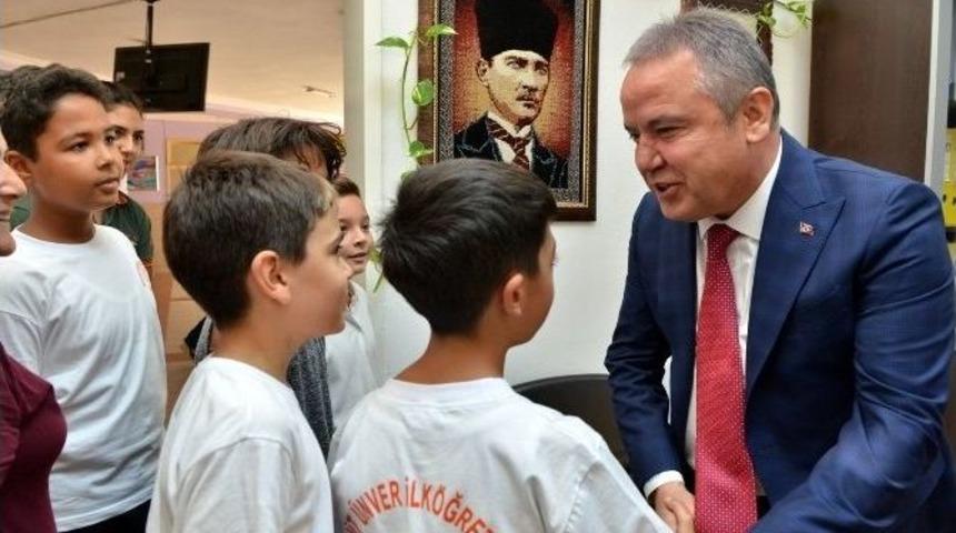 Başkan B&ouml;cek&rsquo;e &Ouml;ğrencilerden Sevgi G&ouml;sterisi