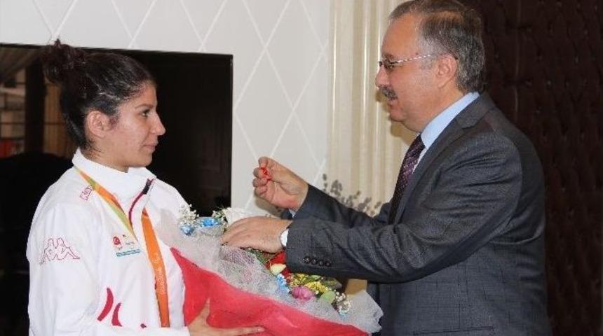 T&uuml;rkiye&rsquo;nin İlk Paralimpik Gururuna Vali &Ouml;zdemir&rsquo;den &Ccedil;eyrek Altın