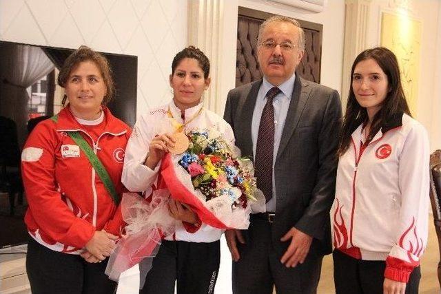 Türkiye’nin İlk Paralimpik Gururuna Vali Özdemir’den Çeyrek Altın