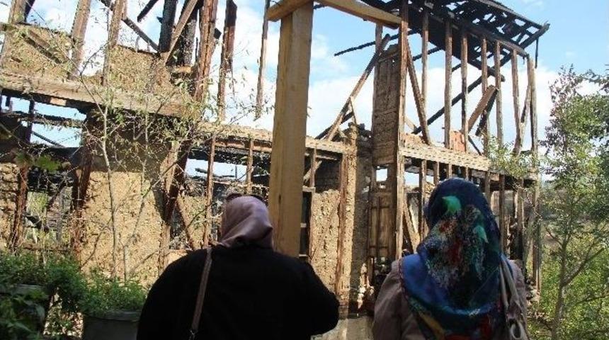 K&uuml;l Olan Anılarına H&uuml;ng&uuml;r H&uuml;ng&uuml;r Ağladılar