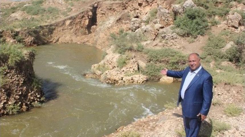 Kayaların İ&ccedil;erisinde Kaybolan Dere Şaşırtıyor