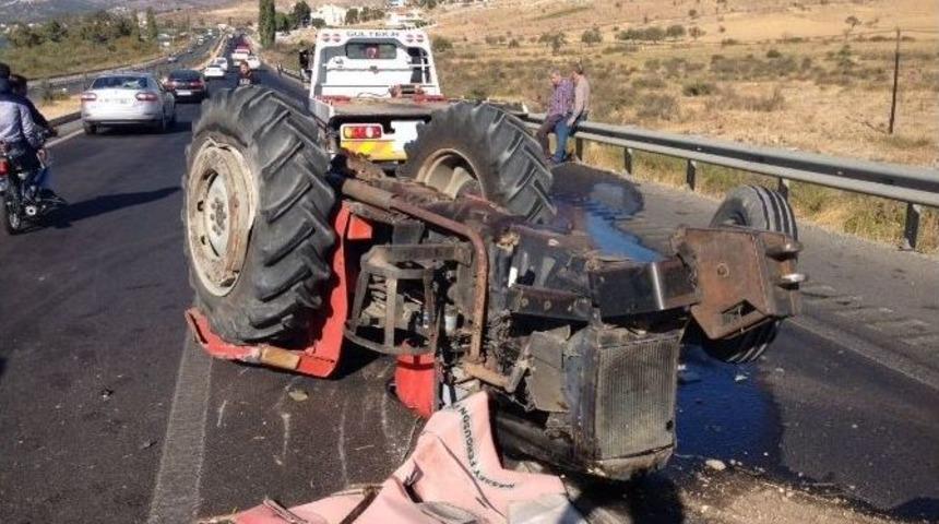 Aliağa&rsquo;da Otomobil İle Trakt&ouml;r &Ccedil;arpıştı: 2 Yaralı