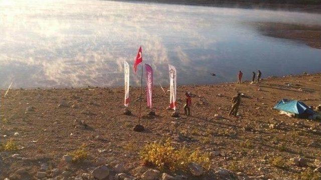 Baraj Gölünde Balık Yakalama Yarışması Heyecanı