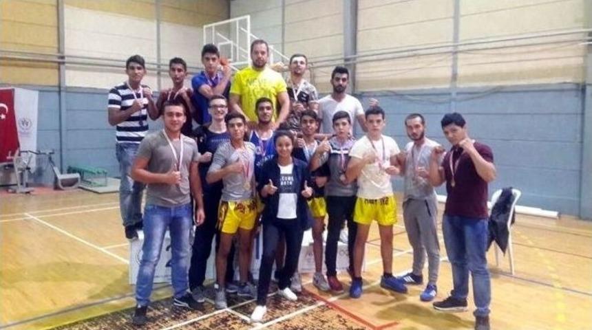 Salihli&rsquo;nin &rsquo;demir Yumrukları&rsquo; İzmir&rsquo;den Madalyalarla D&ouml;nd&uuml;