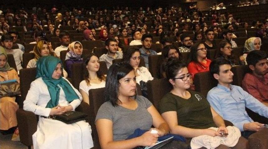 Hk&uuml; &Ouml;ğrencileri Defne Sarısoy İle Buluştu