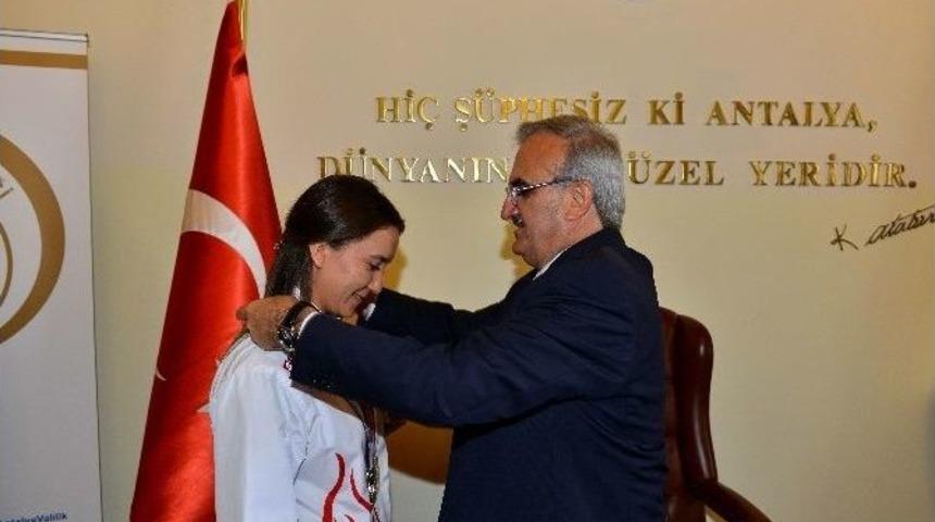 Vali Karaloğlu&rsquo;ndan Başarılı Sporculara &Ouml;d&uuml;l