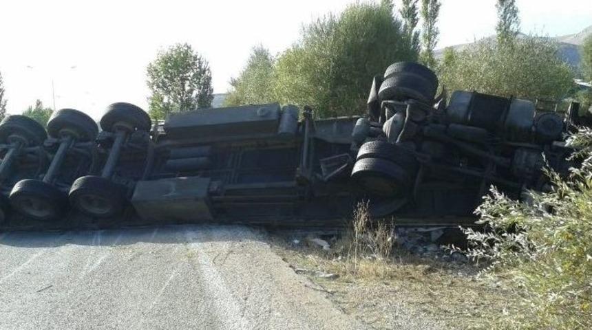 Malatya’da Bisküvi Yüklü Tır Devrildi: 1 Yaralı