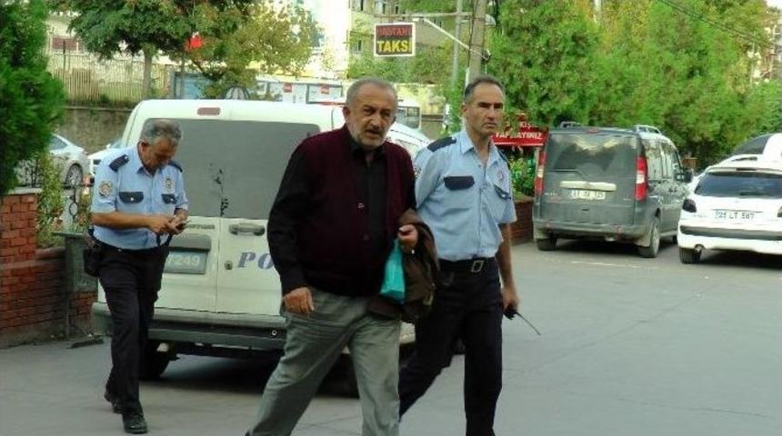 İneceği Yerde Durmadı Diye Otob&uuml;s Şof&ouml;r&uuml; Bı&ccedil;akladı