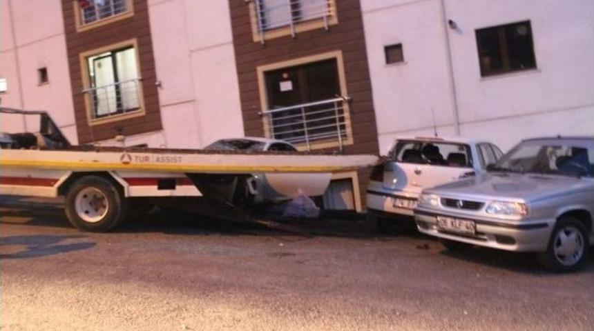 Oto Kurtarma Aracı Park Halindeki Ara&ccedil;lara &Ccedil;arptı