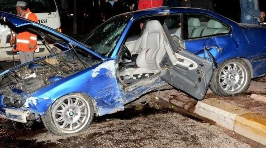 Ref&uuml;je &Ccedil;ıkan Otomobil Ağa&ccedil;ları Yerinden S&ouml;kt&uuml;: 3 Yaralı
