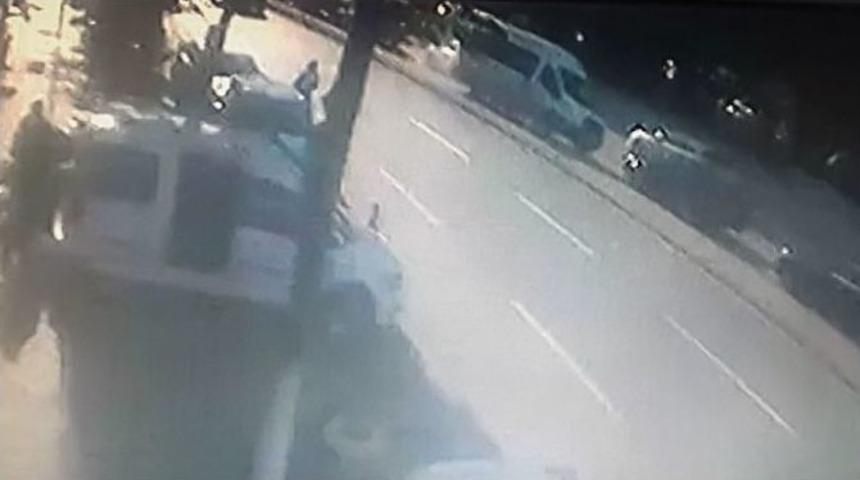 (&ouml;zel Haber) S&uuml;r&uuml;c&uuml;s&uuml;n&uuml;n Direksiyon Başında Uyuduğu &Ouml;ğrenci Servisinin Kaza Anı Kamerada