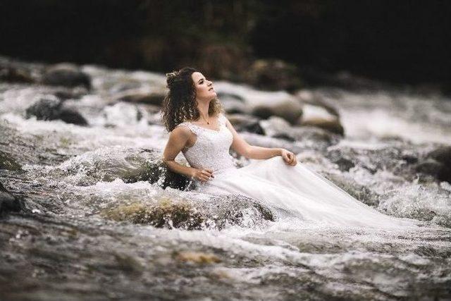 Rize’de Dereler Düğün Fotoğrafı Çektirmek İsteyenlerin Uğrak Yeri Oldu