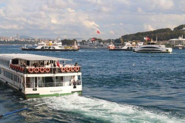 (özel Haber) Eminönü’ne Demir Atan Savaş Gemisine Yoğun İlgi