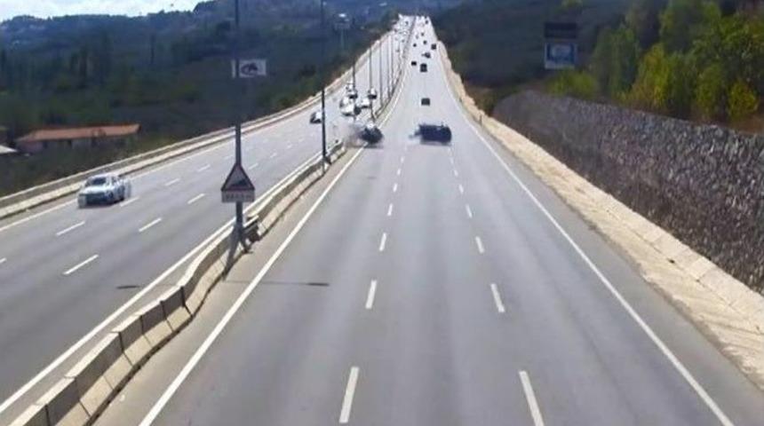 Otoyolu Çarpışan Otomobil Pistine İşte Böyle Döndü