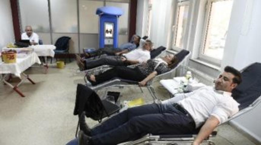 Mamak Belediyesi&rsquo;nden Kızılay&rsquo;a Kan Bağışı