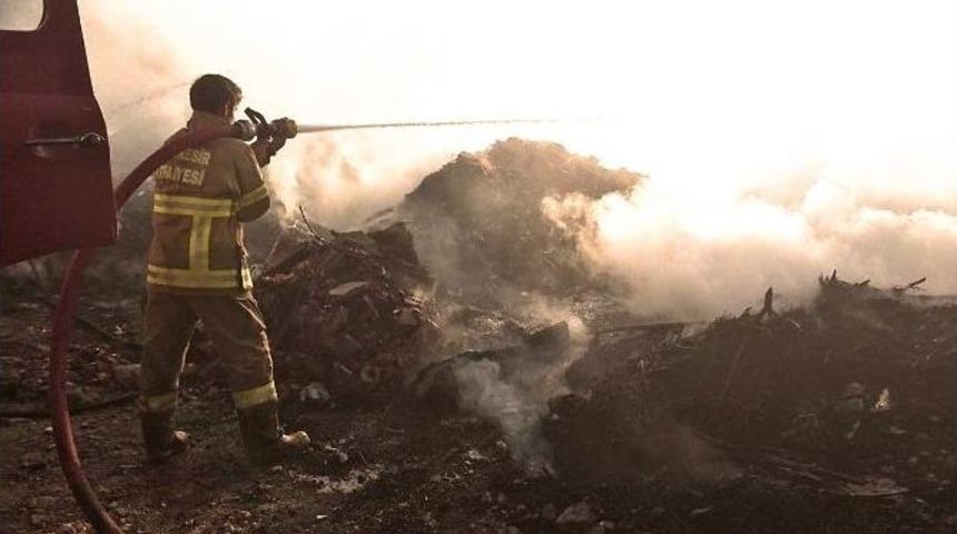 &Ccedil;&ouml;pl&uuml;kte &Ccedil;ıkan Yangın Korkuya Neden Oldu