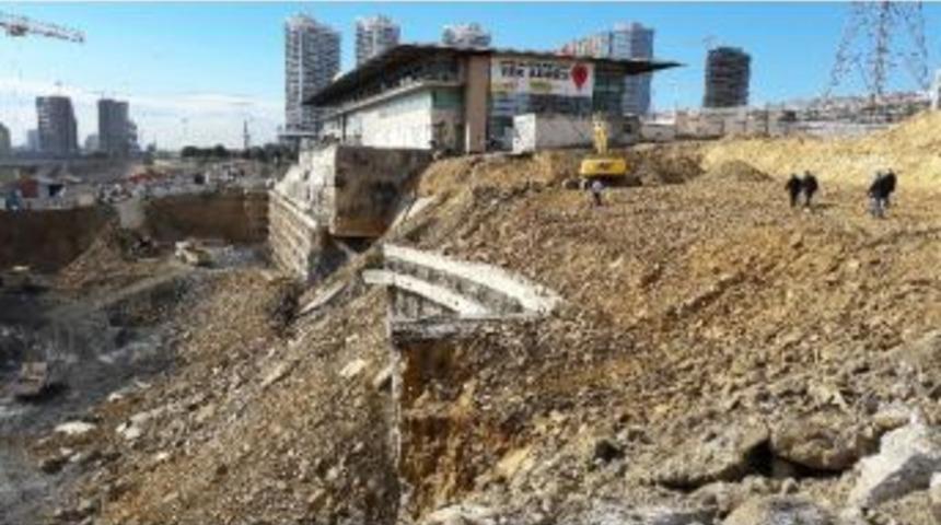 (&ouml;zel Haber) Başakşehir&rsquo;de Dev İstinat Duvarı &Ccedil;&ouml;kt&uuml;