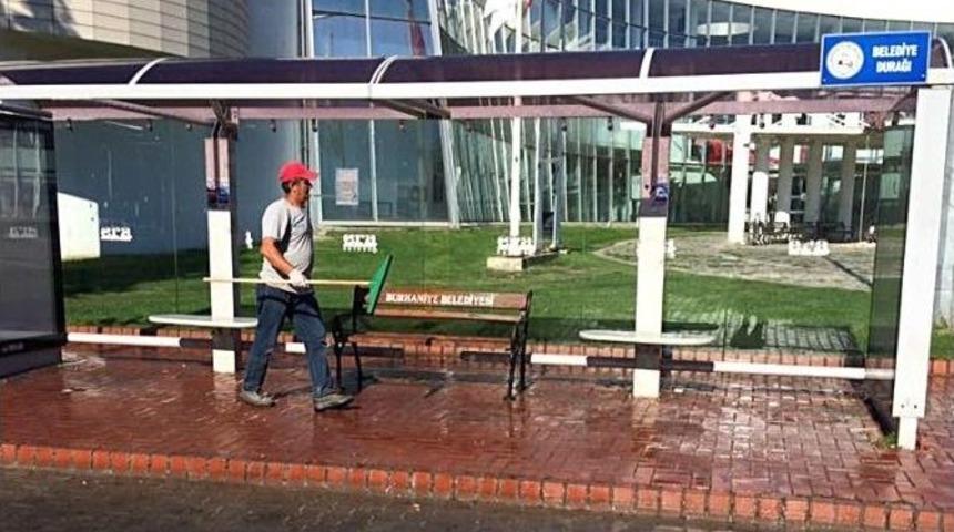 Burhaniye’de Duraklar Tertemiz Oldu