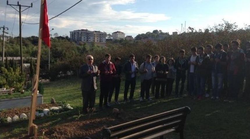&Ouml;ğrenciler Şehit Ercan &Ccedil;elik&rsquo;in Kabrini Ziyaret Ettiler