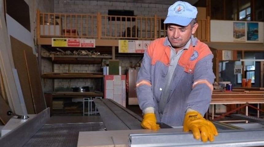 Muratpaşa Ahşap Atölyeleri Vatandaş İçinde Üretim Yapıyor