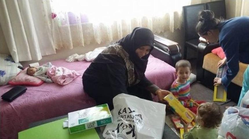 Ak Parti Kadın Kolları İhtiya&ccedil; Sahibi Ailelerin &Ccedil;ocuklarına Kırtasiye Yardımında Bulundu