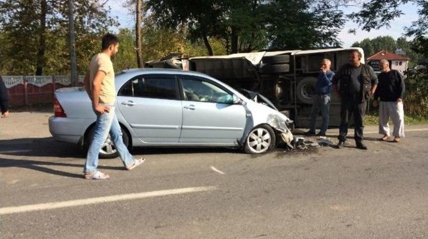 Öğrenci Minibüsü Otomobille Çarpıştı: 12 Yaralı