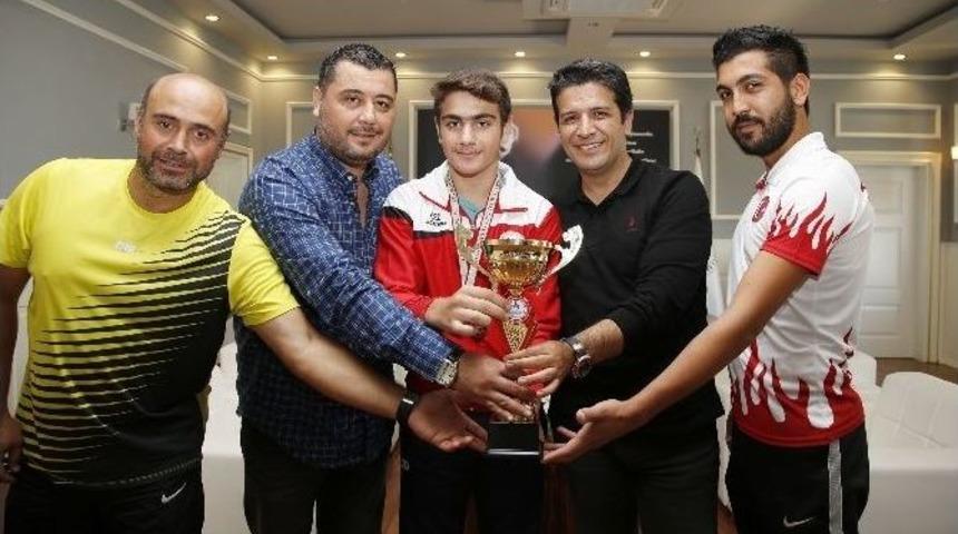 Yıldız Bisiklet&ccedil;i, Kupayı Başkan Gen&ccedil;&rsquo;e Hediye Etti