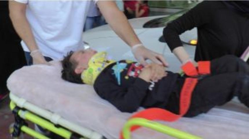 Yolun Karşısına Ge&ccedil;meye &Ccedil;alışan &Ccedil;ocuğa Otomobil &Ccedil;arptı