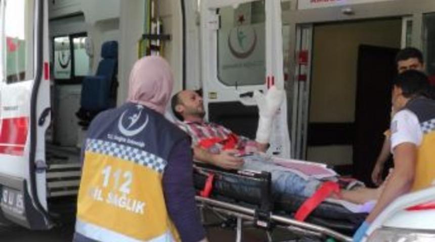 Elini Makineye Kaptıran İş&ccedil;i Yaralandı