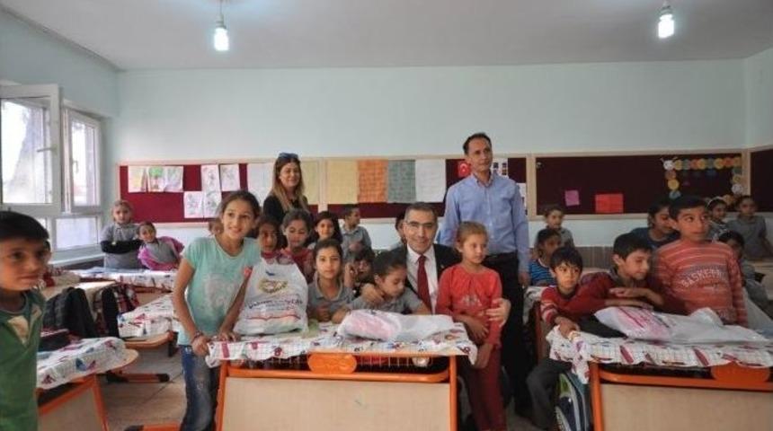 Yüreğir’de Öğrencilere Kırtasiye Yardımı