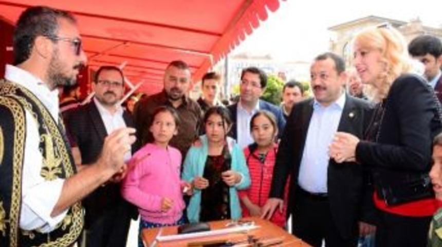 Milletvekili Serdenge&ccedil;ti Ve Başkan Yazgı, Sergiyi Gezdi