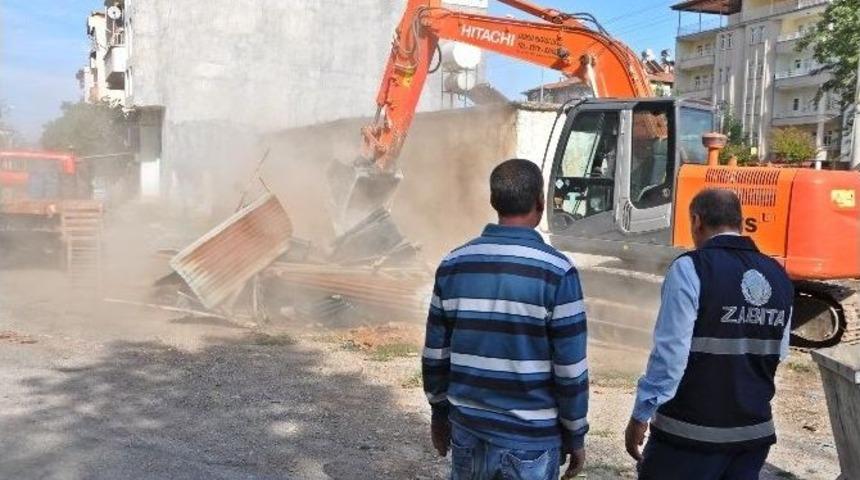 Metruk Evler Yıkılıyor