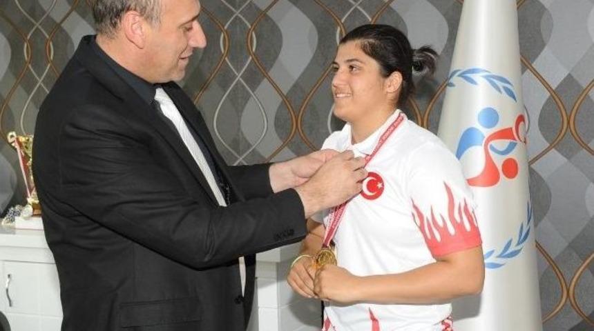 Avrupa Boks Şampiyonu Busenaz S&uuml;rmeneli&rsquo;den Gen&ccedil;lik Hizmetleri Ve Spor İl M&uuml;d&uuml;r Vekili &Ouml;zt&uuml;rk&rsquo;e Ziyaret