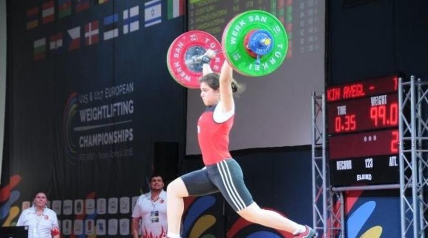 Aydınlı Ayşegül Avrupa’yı Titretti